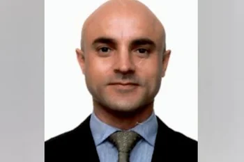 Imagem colorida de professor. Metrópoles