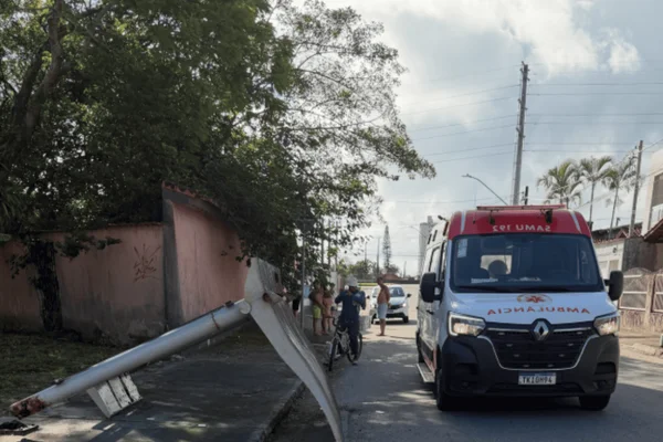 Imagem colorida da estrutura do ponto de ônibus que cedeu sobre uma menina de 7 anos - Metrópoles