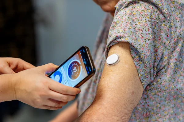 Foto colorida de mulher usando dispositivo que mede diabetes - Metrópoles.