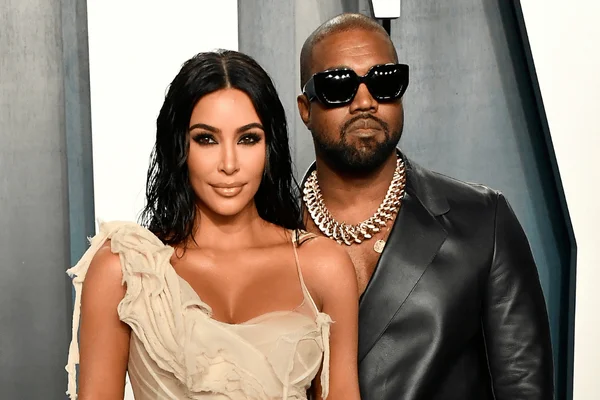 foto com cor. kim kardashian e kanye west - metrópoles