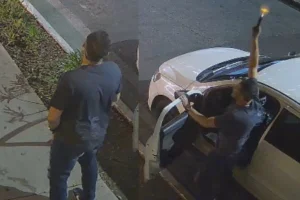 Reprodução de captação de câmera de monitoramento, que mostram homem com roupas escuras ao lado de carro branco - Metrópoles