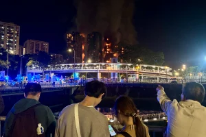 Imagem colorida de incêndio em Hong Kong - Metrópoles
