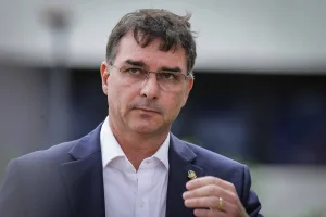 Senador Flávio Bolsonaro após visitar o pai, Bolsonaro, que está preso na superintendência da Polícia Federal. -113