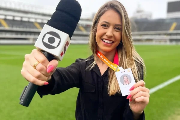 Repórter da TV Globo, Duda Dalponte reage após ter cabelos puxados por torcedores do Flamengo - Metrópoles