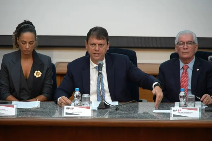 Foto colorida do governador Tarcísio de Freitas durante coletiva no Ministério Público de São Paulo - Metrópoles