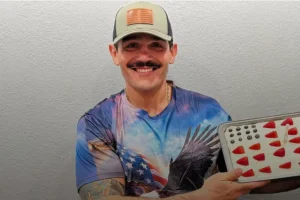 Brasileiro com boné segura travessa de bolo