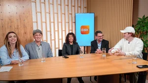 Fotografia colorida mostrando cinco pessoas em uma mesa-Metrópoles