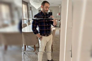 homem de roupa social fazendo selfie